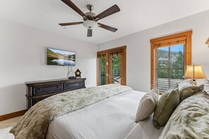 4 bedrooms, desk, WiFi, bed sheets