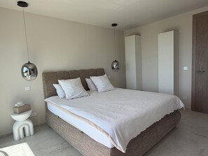A bedroom with a large bed, two bedside tables, a wardrobe, and two pendant lights. - Villa Lamartine, 10 minutes from the beach and downtown—BRAND-NEW … (Provence-Alpes-Côte d'Azur)