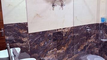 Ducha, artículos de tocador gratuitos, secador de pelo, pantuflas
