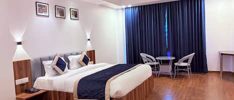 エコノミー ダブルルーム マウンテンビュー | ノートパソコン用作業スペース、遮光カーテン、アイロン / アイロン台、WiFi (無料)