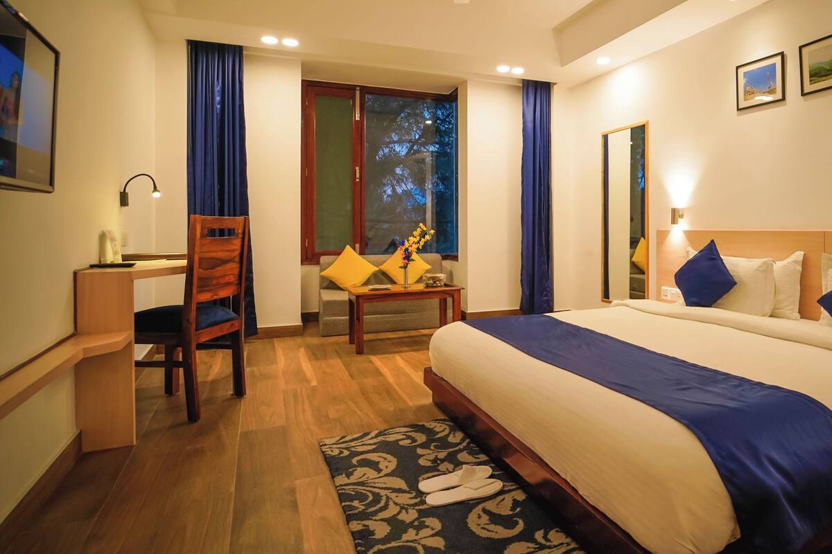Kamar Double Ekonomi, pemandangan gunung | Ruang kerja ramah laptop, tirai kedap cahaya, dan setrika/meja setrika