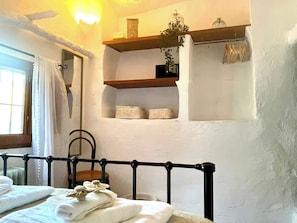 2 slaapkamers, een strijkplank/strijkijzer, gratis wifi, beddengoed