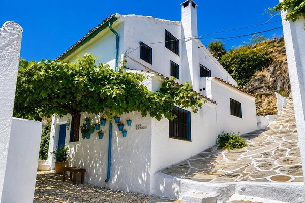 2-bed Country House - Mountain Views - Sleeps 6 - Rute