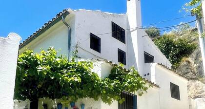 House Sleeps 4 With Mountain Views