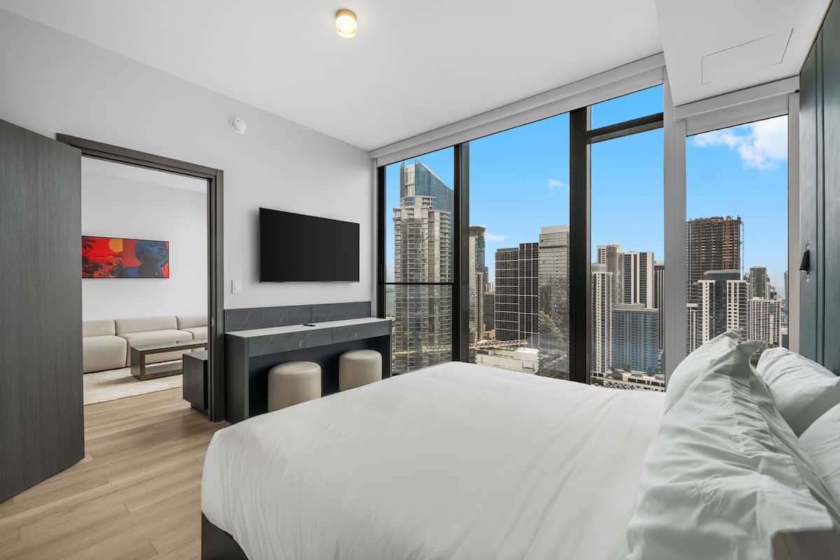Suíte luxo, 1 cama King, vista para a cidade | Roupas de cama premium
