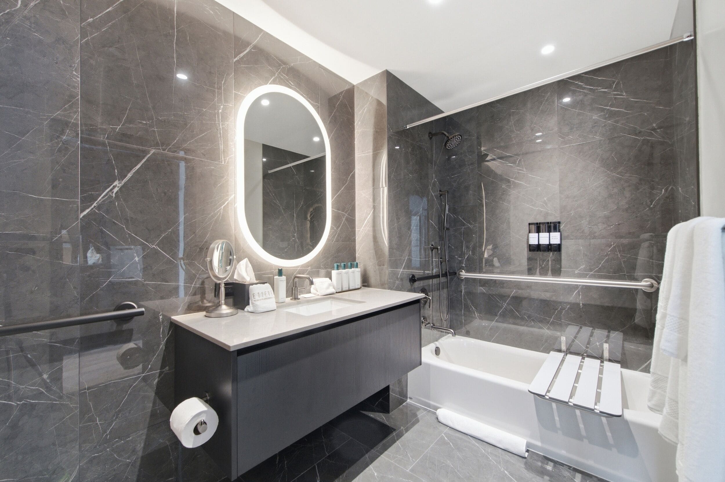 Douche, articles de toilette gratuits, sèche-cheveux, peignoirs
