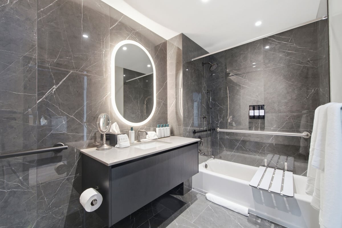 Dusche, kostenlose Toilettenartikel, Haartrockner, Bademäntel