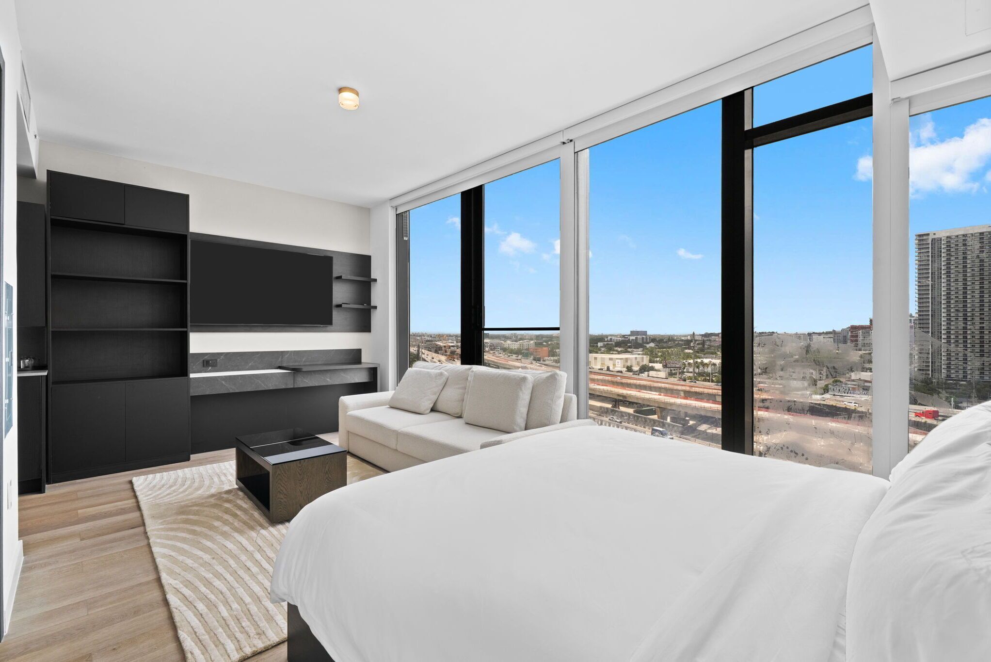 Elite Studio Suite, 1 King Bed, Partial Ocean View | Premium bedding, memory-foam beds, in-room safe, desk