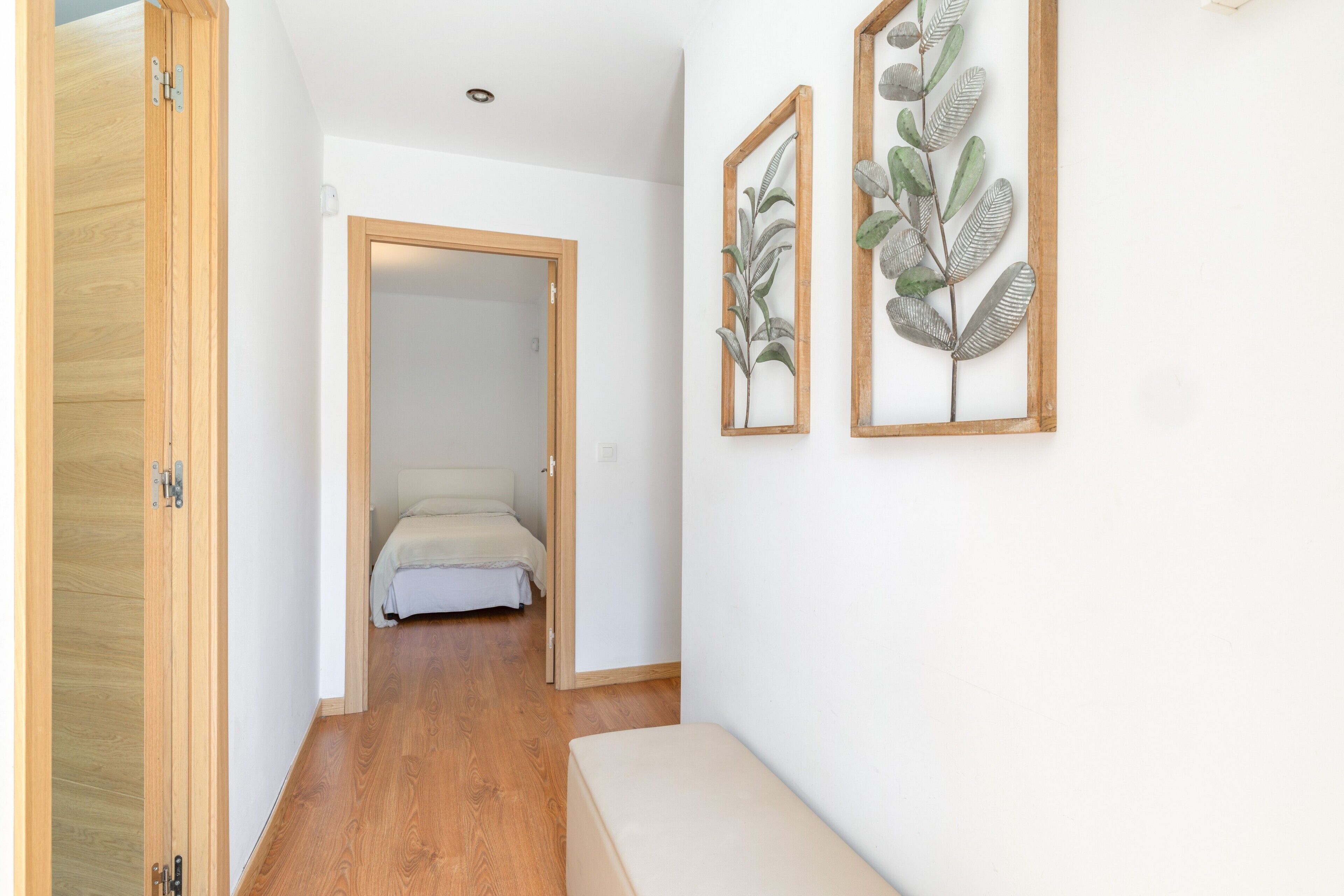Tabla de planchar con plancha, wifi, ropa de cama
