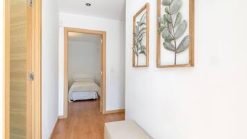 Tabla de planchar con plancha, wifi, ropa de cama