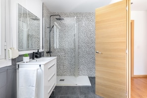 Shower, hair dryer, towels