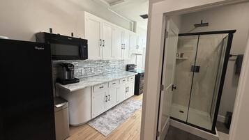 Coffee/tea maker, fridge, microwave, oven