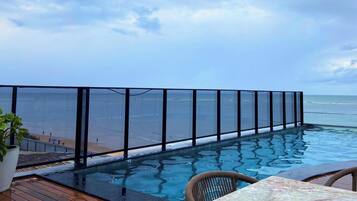 Piscina externa, espreguiçadeiras