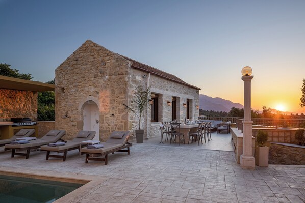 Outdoor dining - Villa Methorion Maner - With Private Pool (Saitoures)