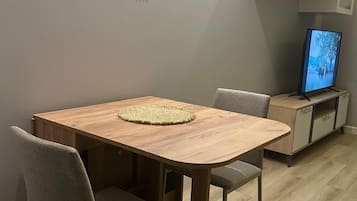 Studio suite, balkon | Dineren