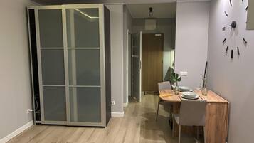 Studiosuite, Balkon | Speisen