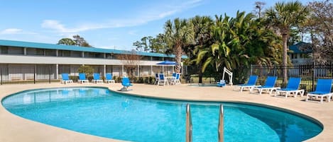 Piscine extérieure, accès possible de 7 h à 19 h, cabanas gratuites