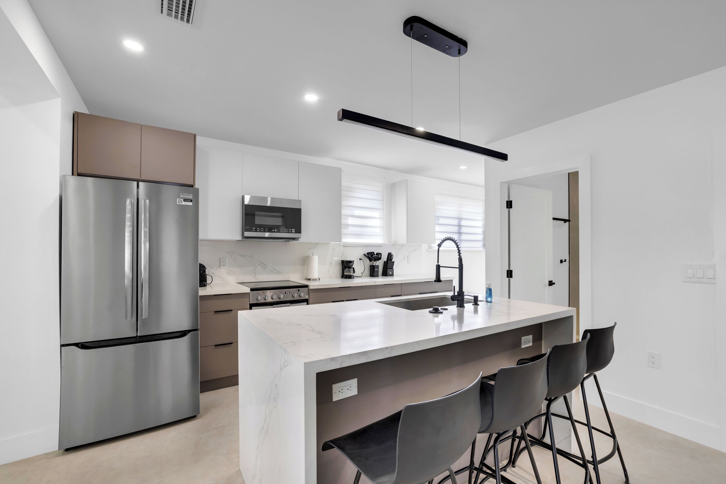 Coffee/tea maker, fridge, microwave, oven