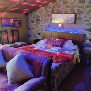 Room - La Cabaña del Llano — private pool and garden on an Extremaduran estate, near Portugal (La Aceña de la Borrega)