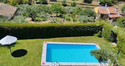 La Cabaña del Llano – Exklusiver Pool & Garten in der Dehesa an der Grenze zu Portugal