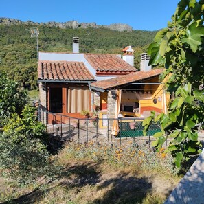 Exterior - La Cabaña del Llano — private pool and garden on an Extremaduran estate, near Portugal (La Aceña de la Borrega)