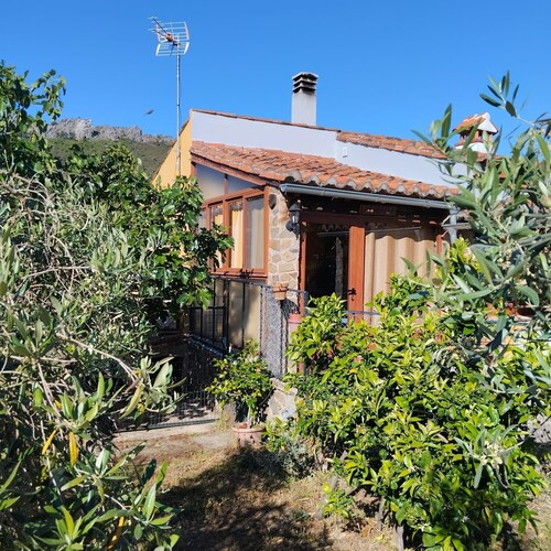 La Cabaña del Llano — private pool and garden on an Extremaduran estate, near Portugal