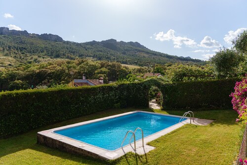 La Cabaña del Llano — private pool and garden on an Extremaduran estate, near Portugal