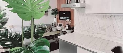 Coffee/tea maker, fridge, microwave, oven