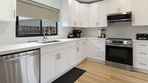 Coffee/tea maker, fridge, microwave, oven - All New Home, 30% Discount for Month Stay, Parking (Miami)