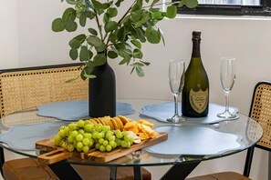 Dining - New Home, Lux Beds, Coffee Bar, Great Location. (Miami)