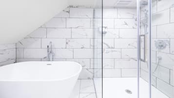 Douche, séchoir à cheveux, serviettes fournies