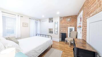 Desk, iron/ironing board, WiFi, bed sheets