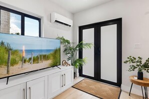 Interior - Ultimate Miami Group Retreat | Sleeps 20 | Near Stadium, Beaches & Attractions (Miami)