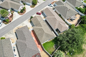 Una zona residencial con varias casas, cada una con techo inclinado y pequeño jardín delantero.
