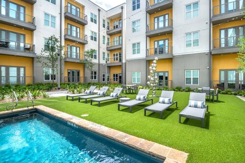 Save Big! Modern Stay by Trails, Food & Shopping