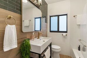 Bathroom - Spacious Miami Retreat for 12 | Near Stadium, Beaches & Attractions (Miami)