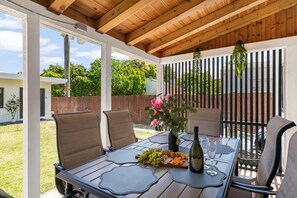 Outdoor dining - Spacious Miami Retreat for 12 | Near Stadium, Beaches & Attractions (Miami)