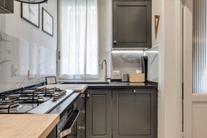 Wasserkocher mit Kaffee-/Teezubehör, Kühlschrank, Mikrowelle, Ofen