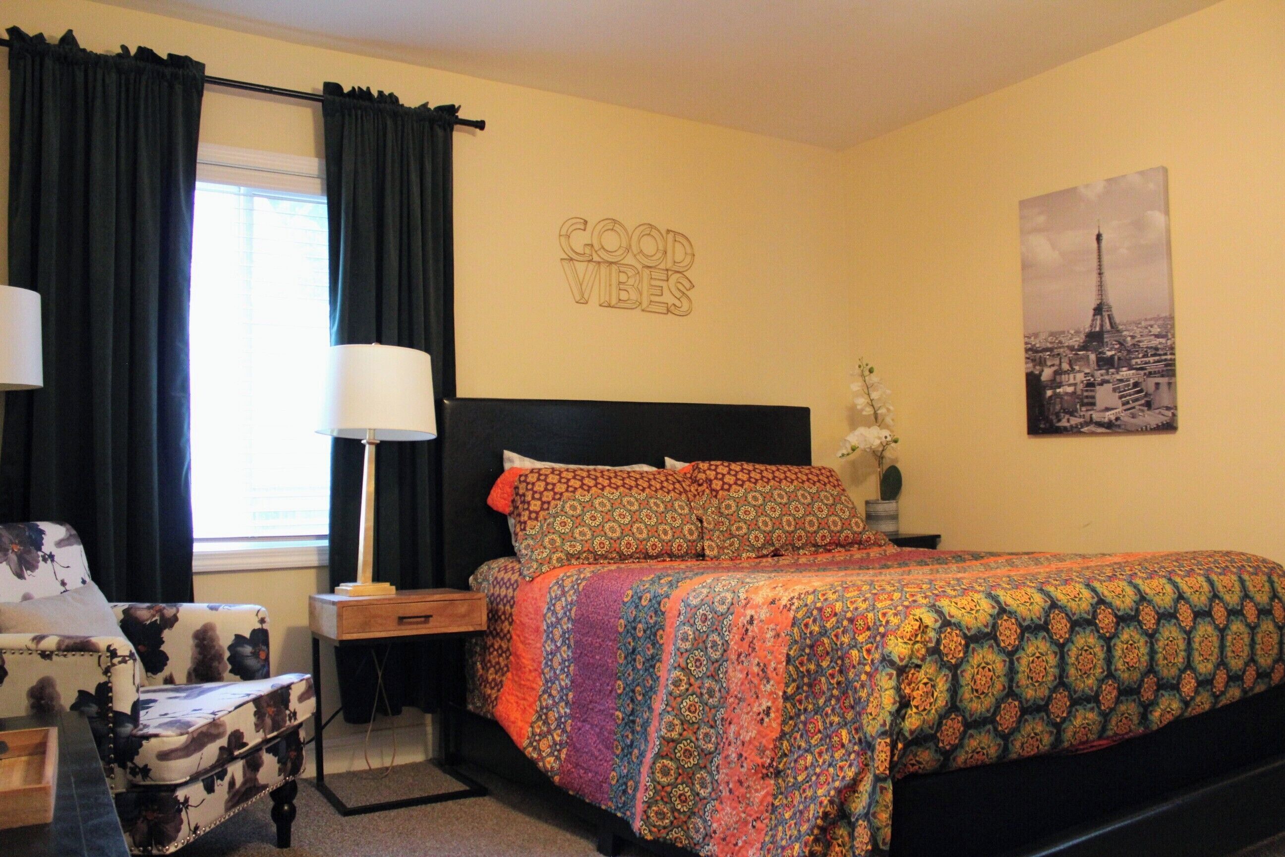 1 bedroom, desk, WiFi