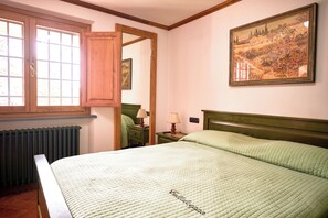 Iron/ironing board, Internet, bed sheets - Collalceppo, Villa Le Sorbe, featuring wood-paneled interiors and spacious outdoor areas (Toscana)