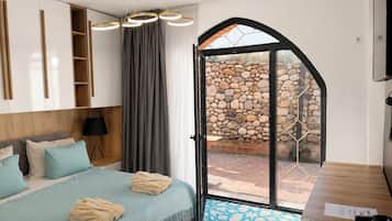 Deluxe Double Room, Mountain View | Desk, free WiFi