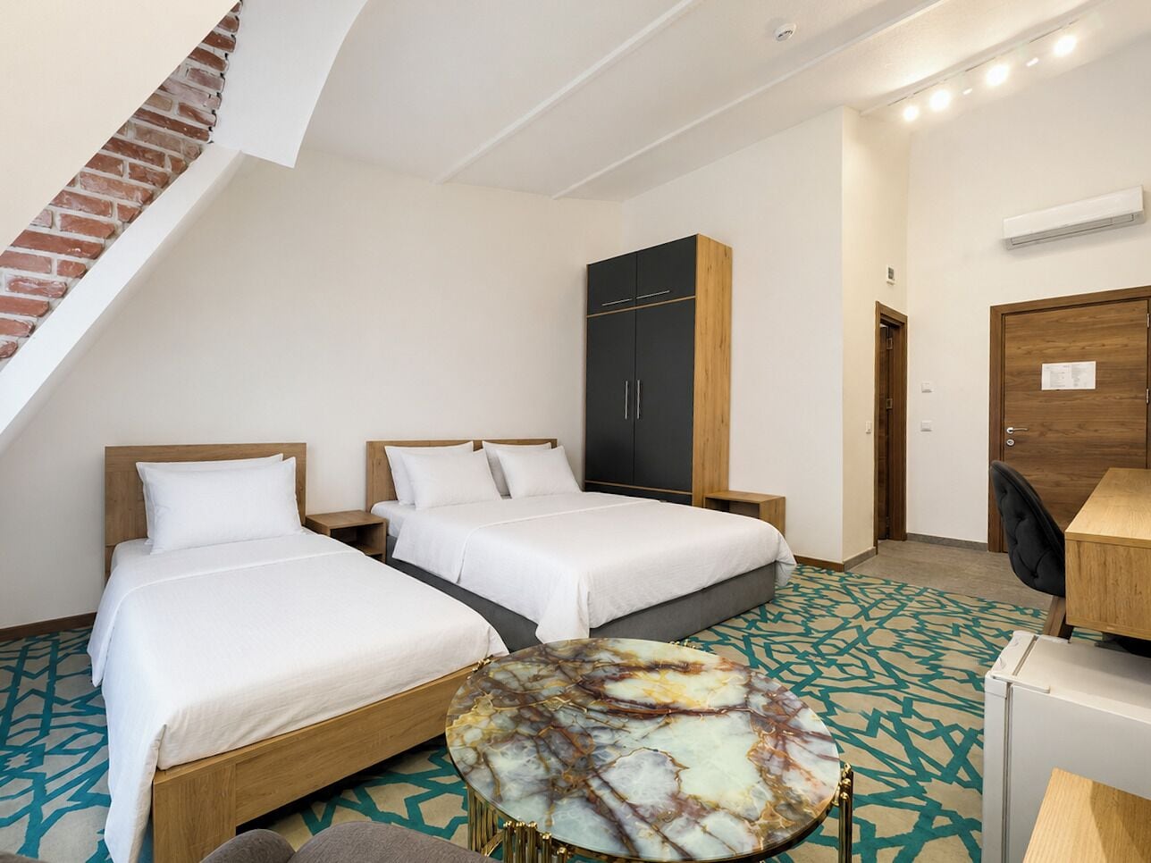 Standard Triple Room | Meja, Wi-fi percuma 