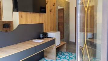 Seprai premium, minibar, meja kerja, dan ruang kerja ramah laptop