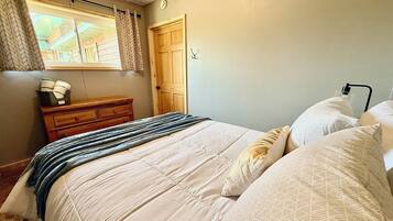 3 bedrooms, iron/ironing board, bed sheets