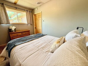3 bedrooms, iron/ironing board, bed sheets