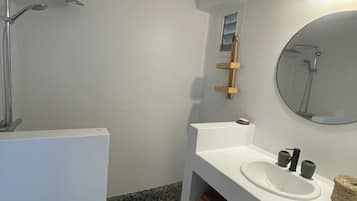 Douche, sèche-cheveux, serviettes fournies, savon