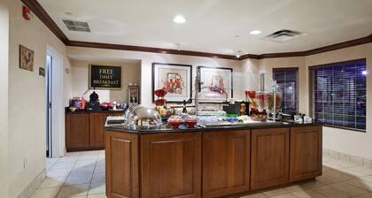 ADA Suite w/ Tub Nr DEN | Free Breakfast