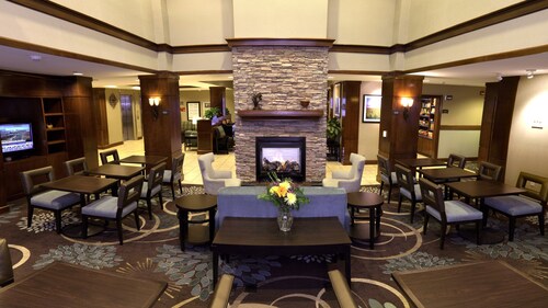 ADA Suite w/ Tub Nr DEN | Free Breakfast