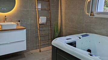 Whirlpool, Handtücher, Seife, Toilettenpapier