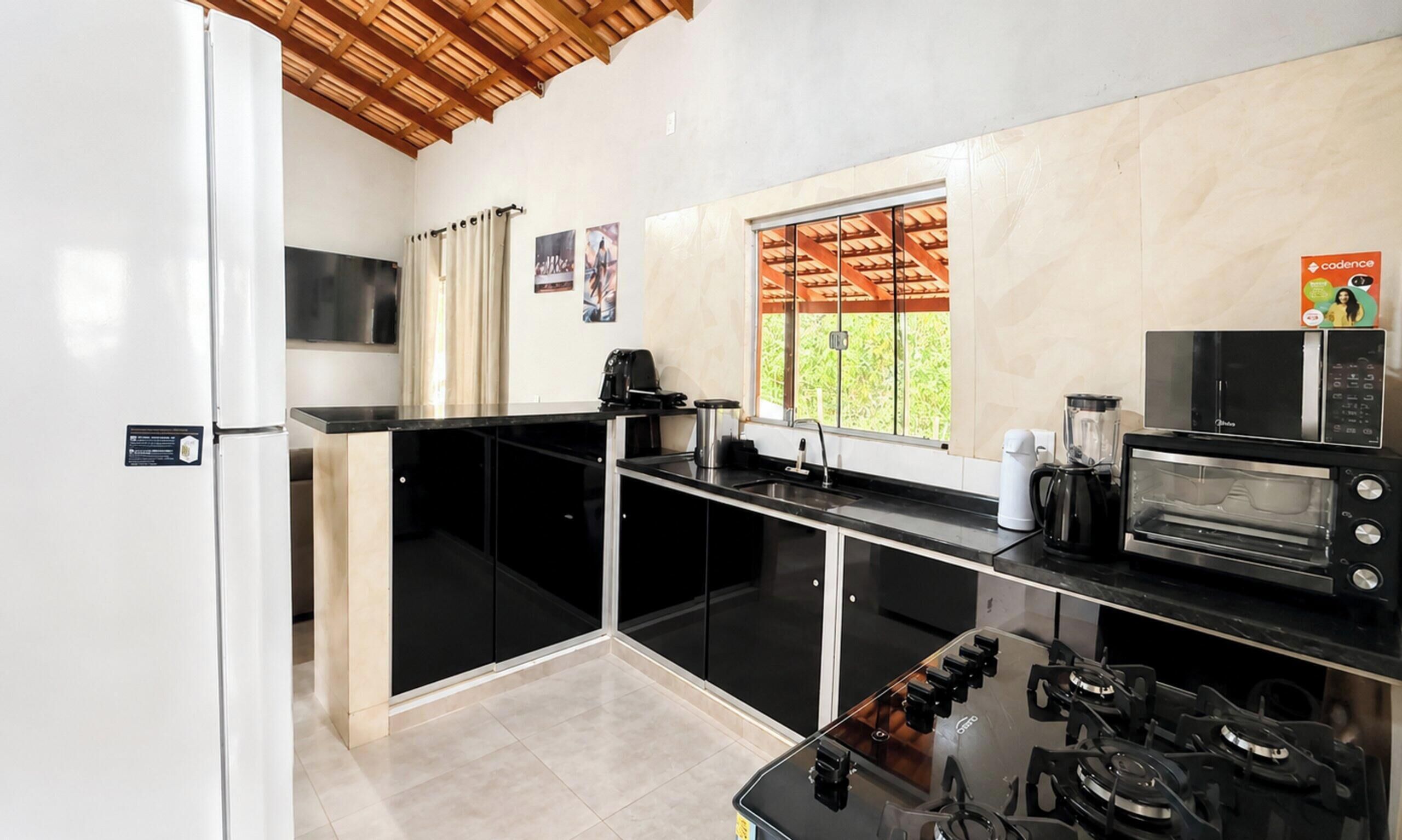 Cottage, 4 phòng ngủ, có thể sử dụng hồ bơi, quang cảnh vườn | Bếp riêng | Tủ lạnh, lò vi sóng, dụng cụ nấu nướng/bát dĩa/dao nĩa, bàn ăn 